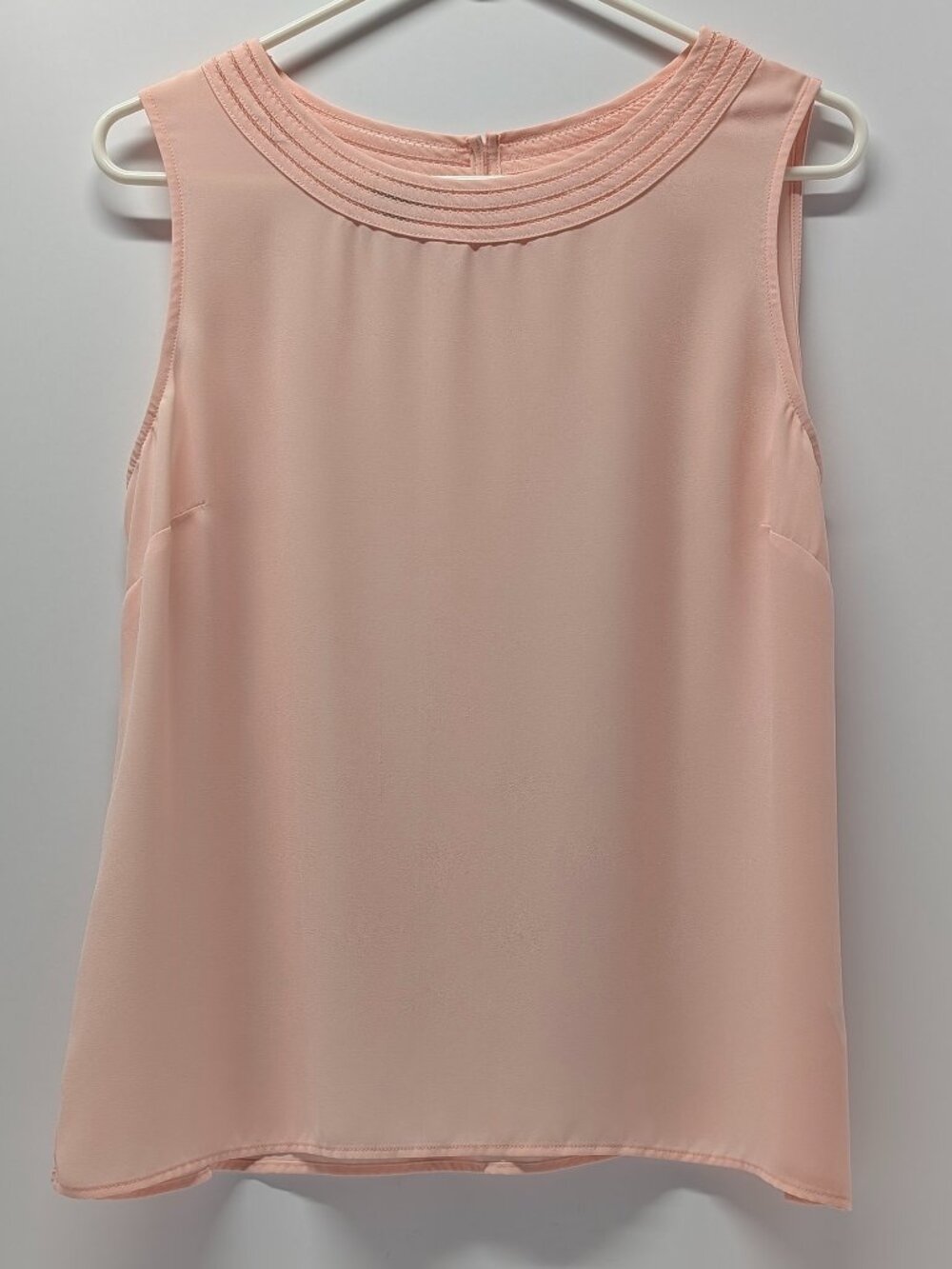 Talbots Scoop Neck Sleeveless Blouse in Light Pink